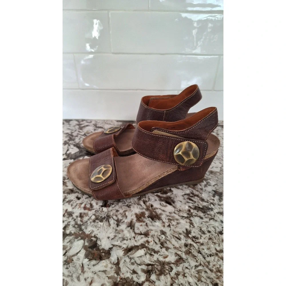 Taos Brown Leather Wedge Sandals Medallion Hook Loop Straps 3209 Size 36 Womens